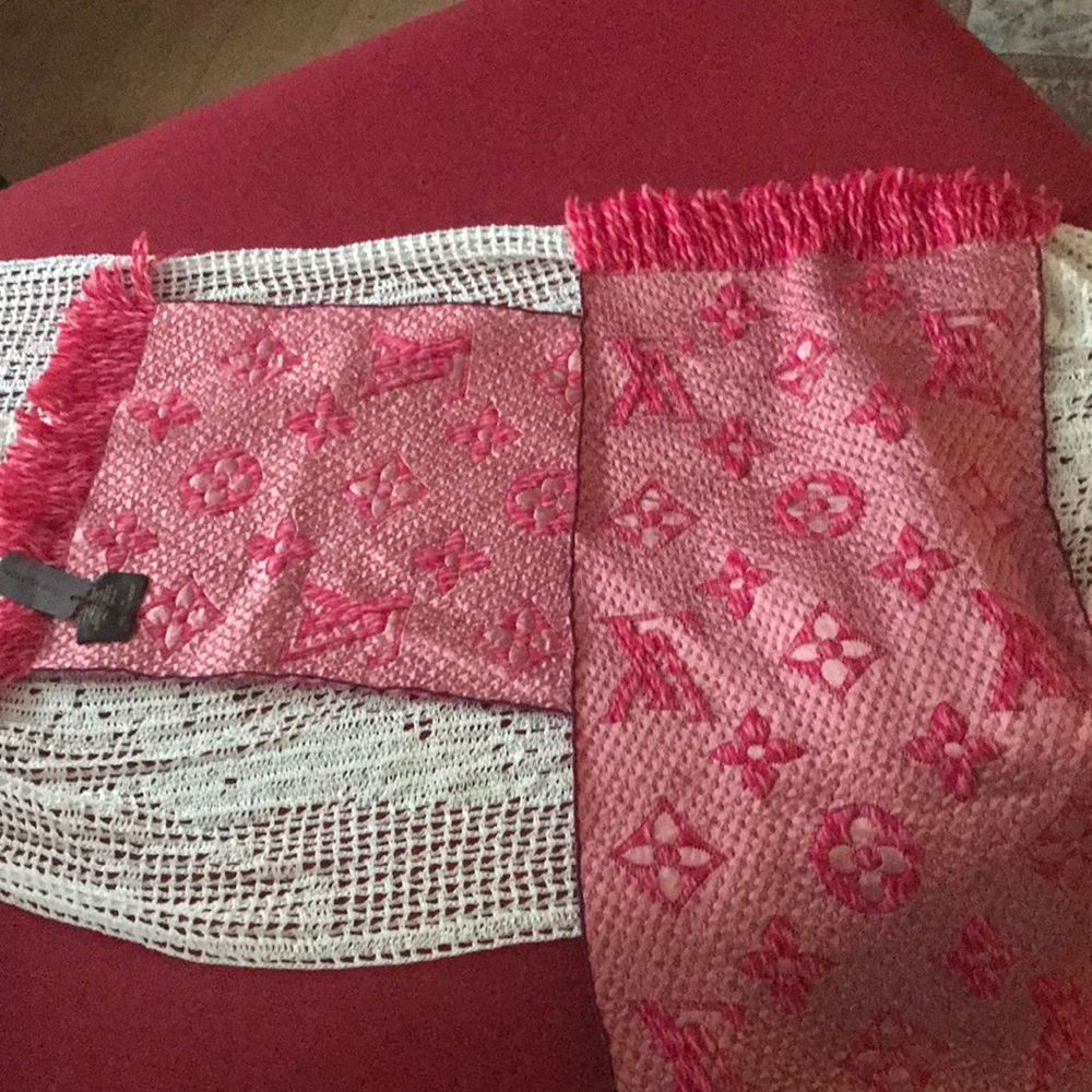 Never been used Louis Vuitton scarf - Picture 3 of 5